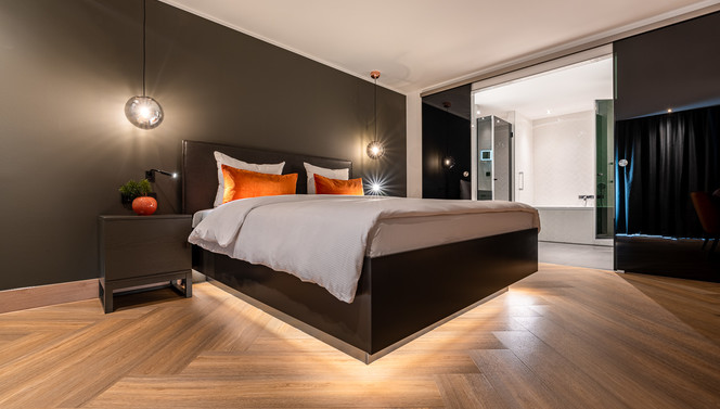 suite orange bed